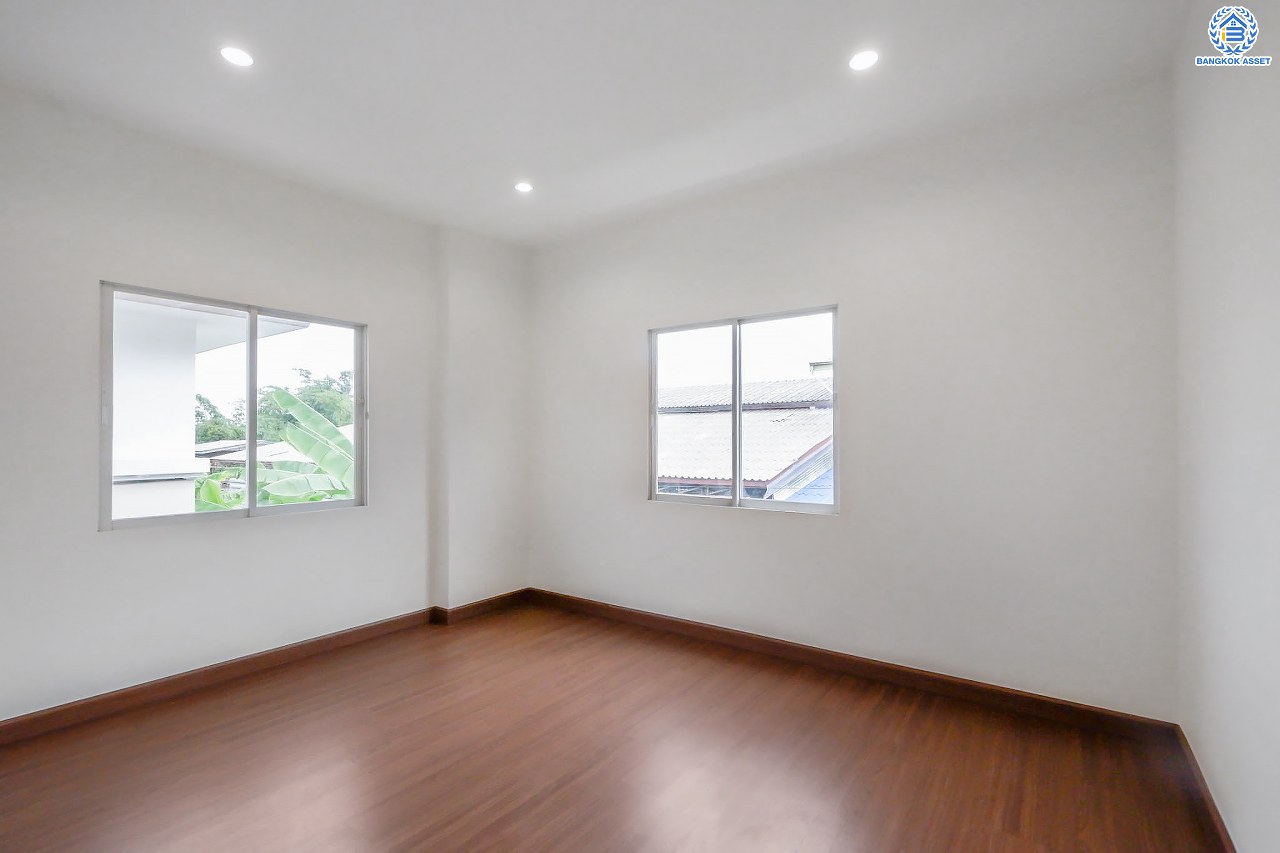 บ้านมือสองตกแต่งใหม่ โครงการ ธารา ราชพฤกษ์-ปิ่นเกล้า บ้านสวย พร้อมอยู่ เนื้อที่ 61.4 ตร.ว. ฟังก์ชัน 3 ห้องนอน 3 ห้องน้ำ จอดรถได้ 2 คัน บนทำเลเชื่อมต่อถนนกาญจนาภิเษก ใกล้รถไฟฟ้าสายสีแดง "สถานีตลิ่งชัน" และจุดขึ้นทางด่วน "ศรีรัช" รายล้อมด้วยสิ่งอำนวยความสะดวกครบครัน